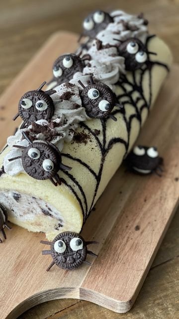 Oreo Spider Roll Cake: Spooky Halloween Dessert | Halloween pastries ideas, Halloween pastry ideas, Halloween jelly roll cake