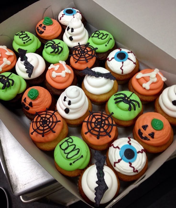 Spooky Halloween Cupcake Designs | Halloween bday cupcakes, Aesthetic halloween cupcakes, Halloween themed cupcakes and treats