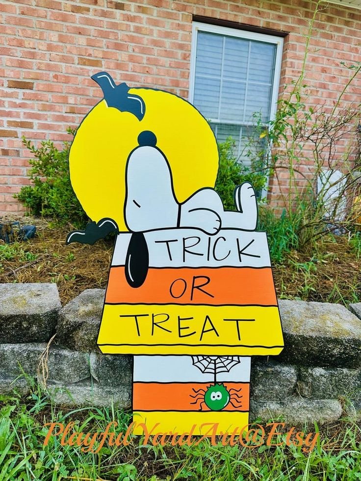 Peanuts snoopy Trick or Treat Halloween yard art