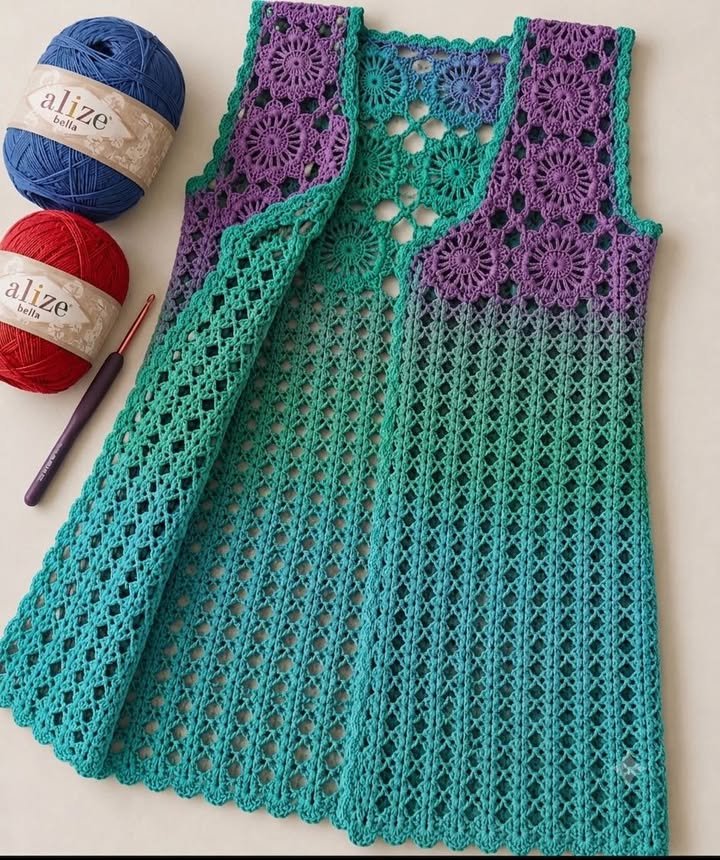 Blumendekor-Medaille-Top trifft auf zarte Spitzen-Mesh! 🧶 Wie atemberaubend ist dieser Farbverlauf? Speichere dieses Muster für dein nächstes Projekt! 📌