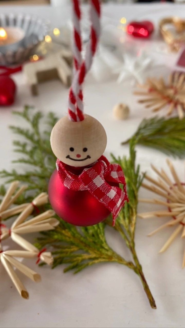 Weihnachtsideen mit tannenzapfen | Basteln mit christbaumkugeln, Weihnachtsbaum anhänger basteln, Weihnachten basteln