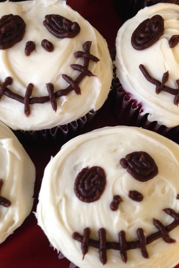 Creepy Halloween Skull Cupcakes | Muffin halloween, Diy halloween food, Halloween cakes