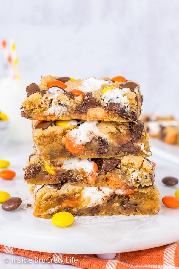 Marshmallow Blondies! 🤎🧡 Gooey marshmallow pockets and Reese's Pieces in every chewy bite.

💕 Comment BLONDIE below to have this recipe sent to you.