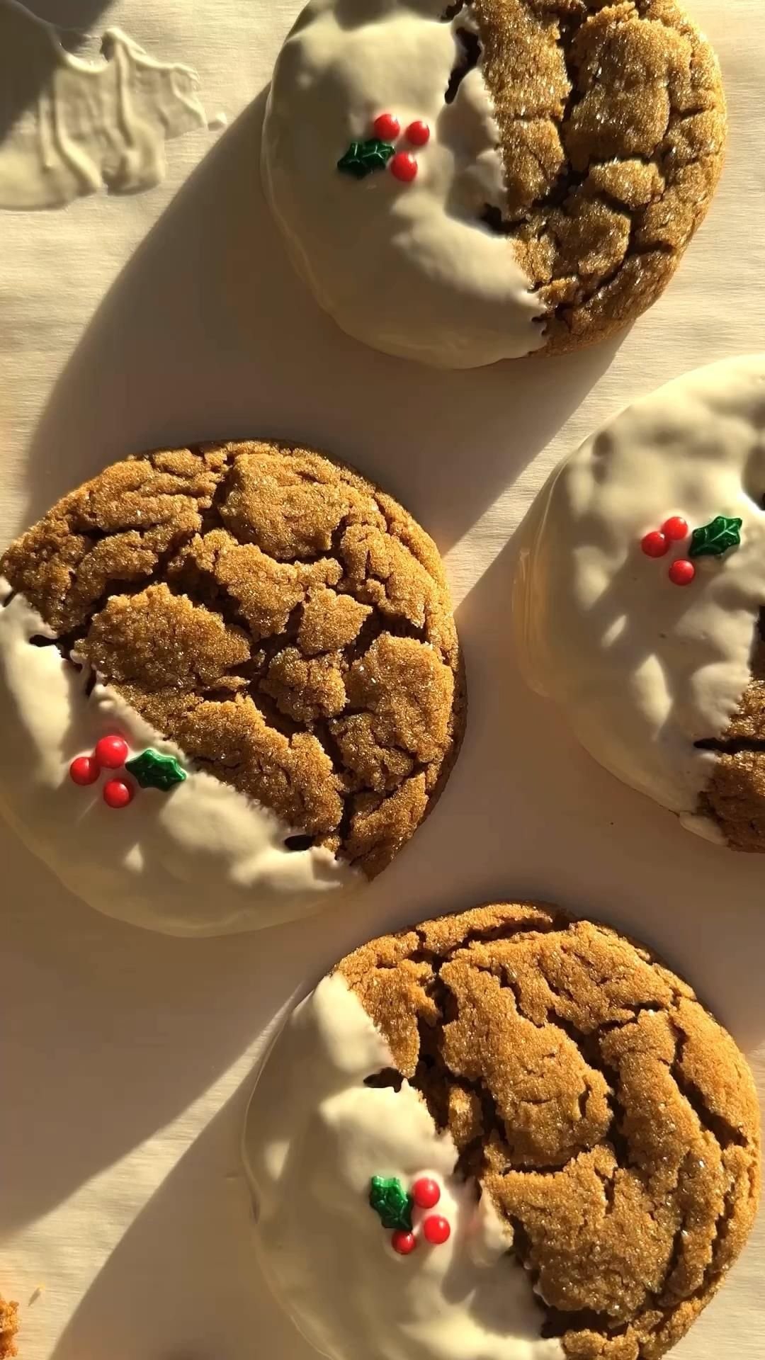 Biscuits au pain d'épice doux avec glaçage à l'érable