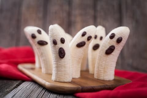 Homemade Halloween Scary Banana Ghosts Monsters | Halloween bowle, Gesundes halloween, Halloween essen ideen