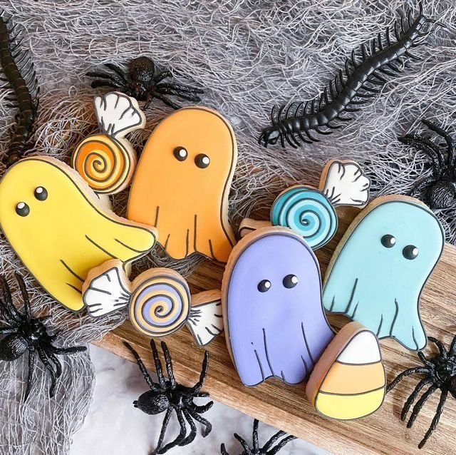 Halloween Ghost Cookies Presale by Posh Piper Cookies | Halloween cookies on a stick, Halloween cookies decorated easy, Galletas halloween