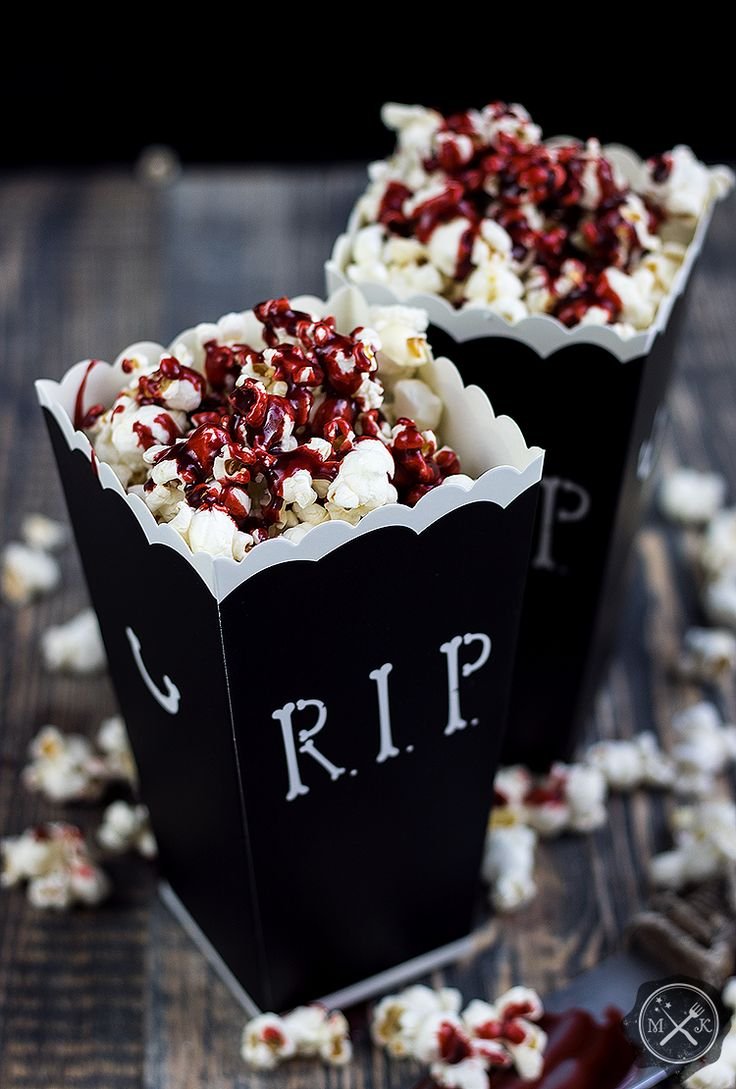 Krwawy popcorn - prosty pomysł na Halloween | Doces halloween, Comidas de halloween, Decoração de festa halloween