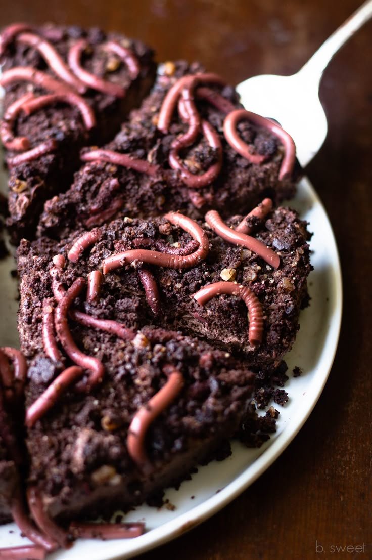 Dark Chocolate Pecan "Worms in Dirt" Mousse Tart — b. sweet | Delicious halloween desserts, Cuisine halloween facile, Menu halloween