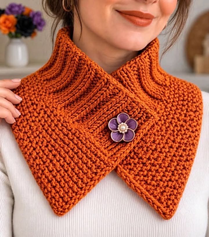 Die schickste Art, sich für die gruselige Saison zu stylen! 🎃💜 Wie Kürbisorange und hexenhaftes Lila diesen gestrickten Kragenschal zu einem sofortigen Halloween-Favoriten machen.