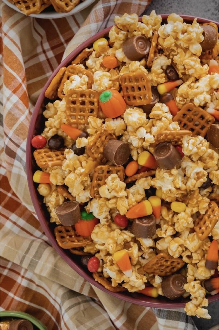 Harvest Popcorn Snack Mix Recipe | Fest snacks, Fall snack mixes, Halloween sleepover