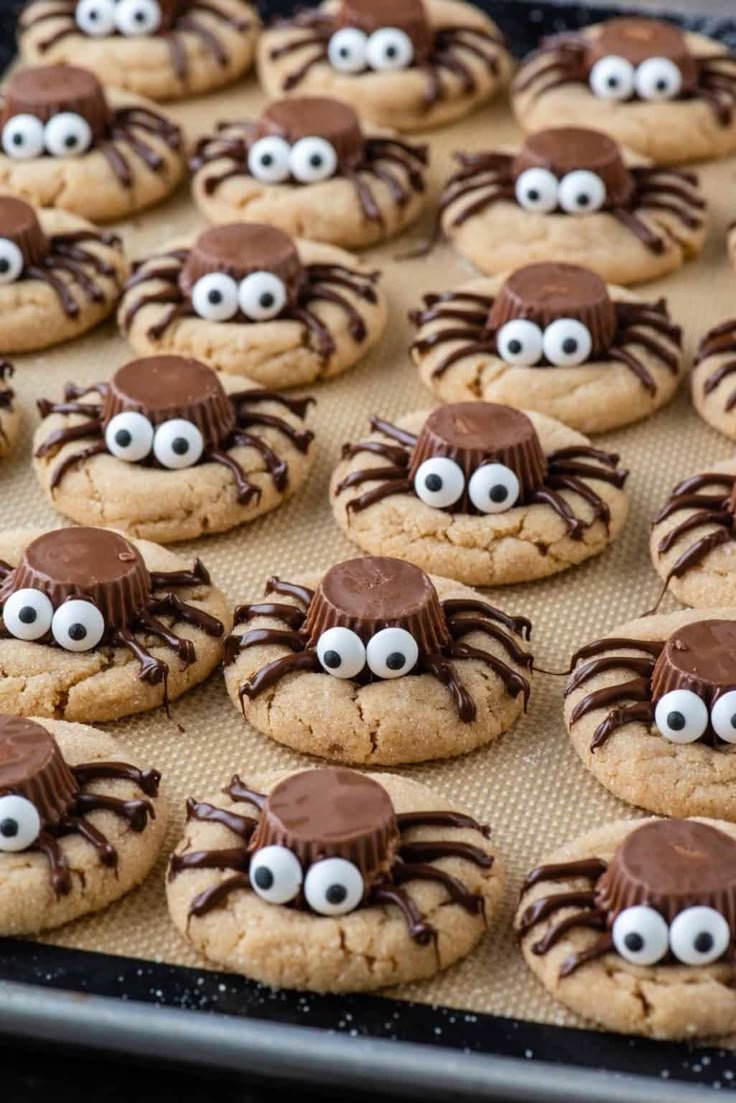 Soft and chewy peanut butter cookies topped with Reese's, melted chocolate, and candy eyes, these peanut butter spider c… | Biscuits halloween, Halloween cookie recipes, Peanut butter spider cookies