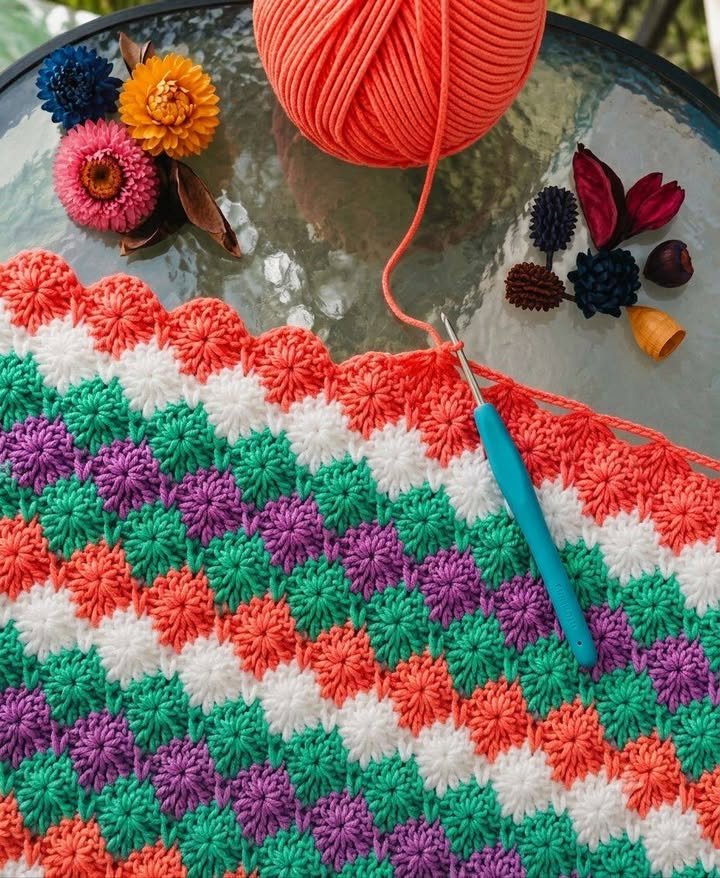 Helle Blumen & reiche Texturen! 🌸✨ Der Sternenblitz-Stich erzeugt so einen extra-plüschigen, squishy Stoff! Was würdest du mit diesem bunten Muster machen: eine gemütliche Decke, ein dekoratives Kissen oder ein Kleinkind...