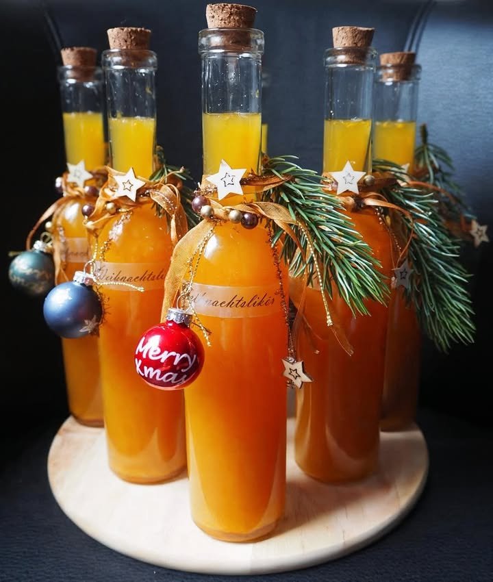 Sucthfaktor 1000, Unschlagbarer Weihnachtslikör der ist ein Muss!450 ml Orangensaft
450 ml Mandarinensaft
450 ml Rum (40 o/oo)
400 g braunen Zucker
20 g weißer Zucker
4 Nelken
4 Zimtstangen
Abrieb...