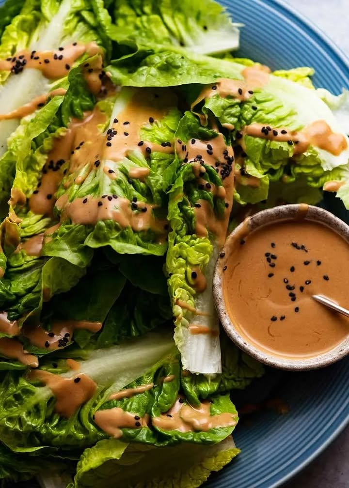 Salade de Laitue au Saus de Sésame Crémeux