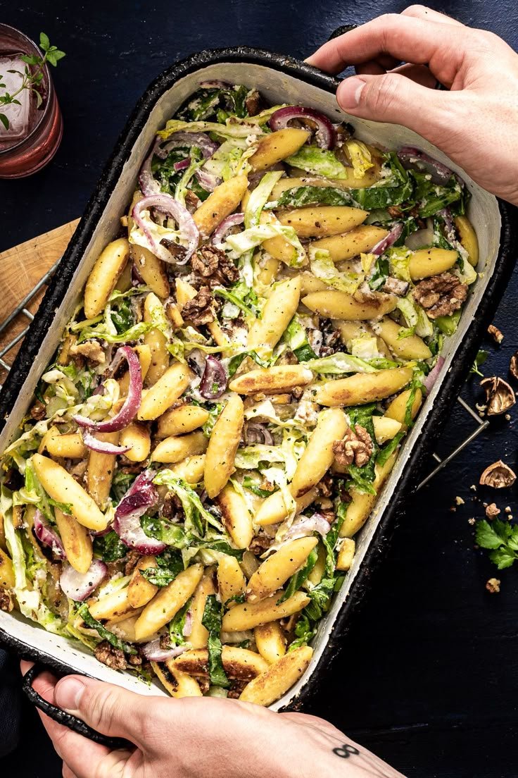 Gebackene Schupfnudeln mit Spitzkohl und Ricotta-Walnusssauce