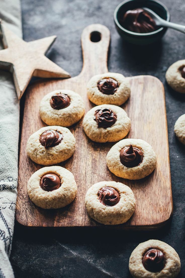 Einfache Haselnussplätzchen mit Nuss-Nougat-Creme