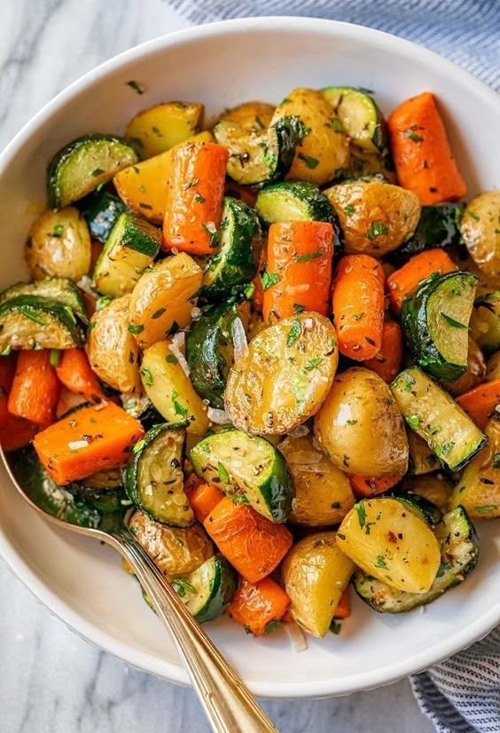Recette poêlée courgettes et pommes de terre carotte | Recette légumes sautés, Idée repas courgette, Recette courgette carotte