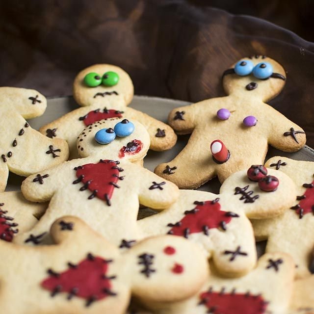 Halloweenkekse mit einfachem Butterkeksteig - Dekor Voodo