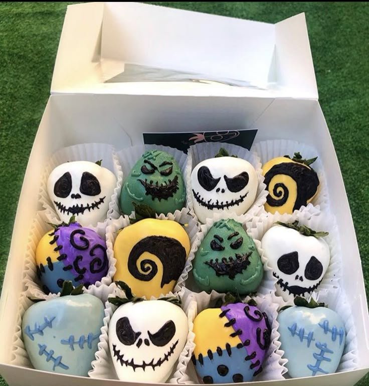 Jack and sally strawberries | Halloween chocolate covered strawberries for boyfriend, Nightmare before christmas chocolate covered strawberries, Halloween treats