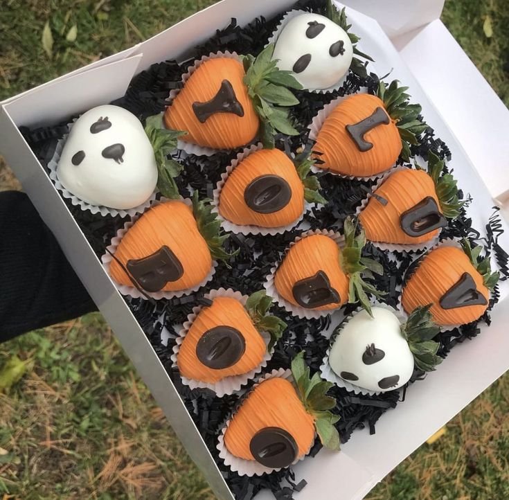 Spooky Halloween Cupcakes in a Box | Halloween chocolate covered strawberries for boyfriend, Halloween treat ideas, Halloween treats easy