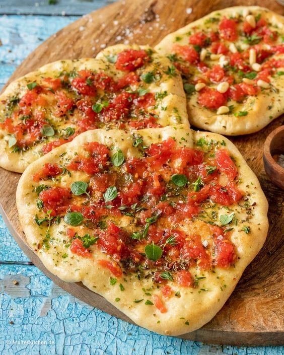 Fladenbrot mit Tomaten & Knoblauchbutter | extra knusprig