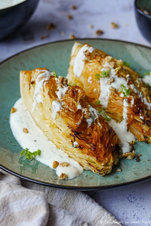 Spitzkohl aus dem Ofen mit Joghurt-Dressing