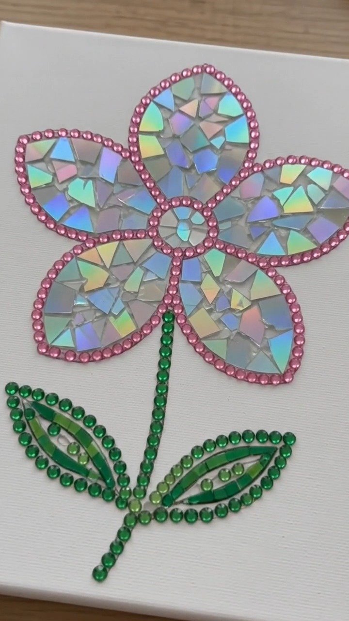 Alte CDs werden zu reflektierenden Blumen-Wandkunst mit bunten Blütenblättern und einem hellen, handgefertigten Finish.