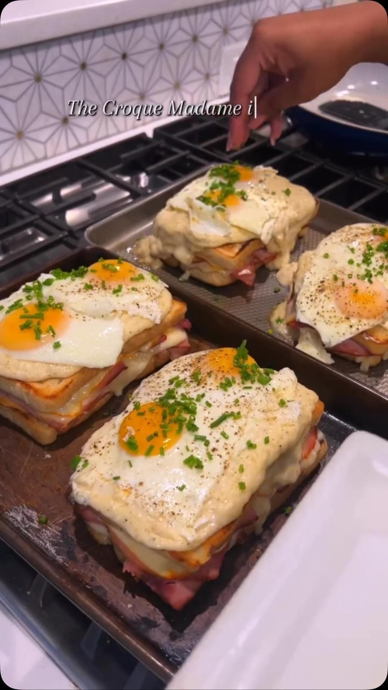 Le Croque Madame est un vrai classique 😋 ⁣ ⁣ C'est un jambon et fromage frit ou grill&eacute;, recouvert d'une sauce cr&eacute;meuse au fromage et&hellip; [Vid&eacute;o] | Brunch pour un, petit-d&eacute;jeuner &oelig;ufs et jambon, id&eacute;es de petit-d&eacute;jeuner au jambon.