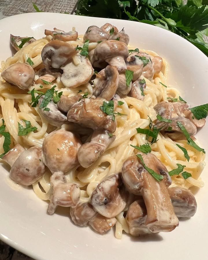 Spaghetti mit gebratenen Champignons in cremiger Rahmsoße