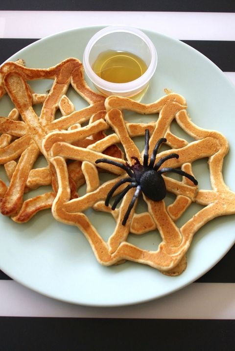 Spider Web Pancakes for a Spooky Halloween Breakfast | Apéritif halloween, Repas halloween facile, Recette halloween apero