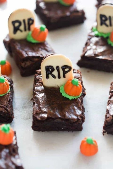 Spooky Halloween Food Ideas: Brownies with Halloween Decorations | Halloween brownies ideas easy, Graveyard brownies, Spooky treats