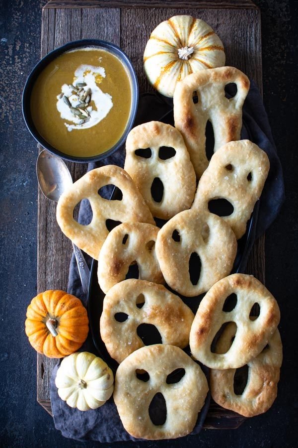 Fun No-Knead Ghost Fougasse for Halloween | Halloween kager, Halloween kostume ideer, Halloween dekorationer