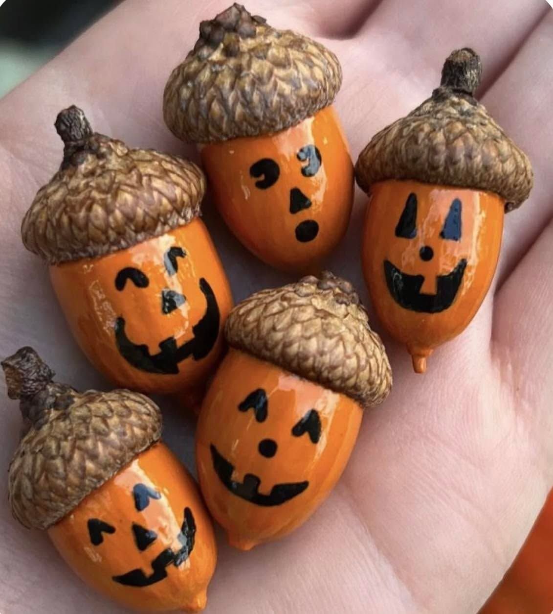 So süß sind diese Eicheln, die wie Kürbislaternen bemalt sind?!? Fand diese auf Pinterest | Facebook | Eicheln für Halloween bemalt, Eicheln und Kürbisse für Halloween dekorieren, Herbstbastelideen mit Eicheln.