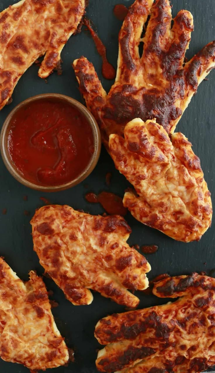Halloween Pizza Hand - Gruselige Snack Idee für die Party | Halloween hand appetizer, Halloween hand food, Halloween hot dog ideas for kids