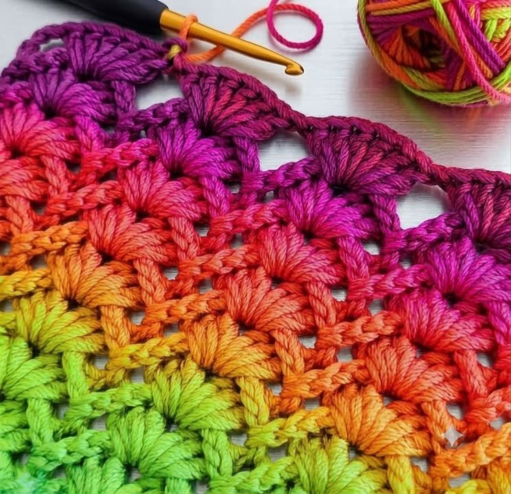 Sieht kompliziert aus, ist aber nur ein 1-Reihen-Wiederholung! ✨ Das Geheimnis, um die ultimative luftige Ombre-Muschelmaschen-Decke zu machen. 📌