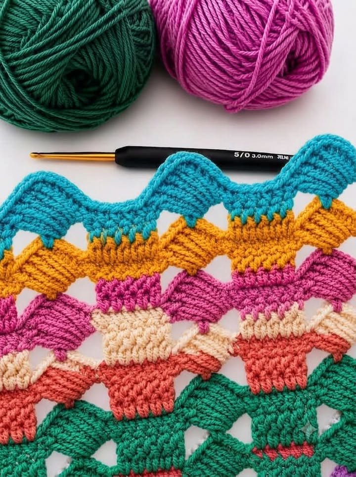 Hast du jemals einen welligen Zickzackstich mit so viel Textur gesehen? 🧶✨ Meistere diesen genialen 3D-Block- und Puffrand in Minuten!