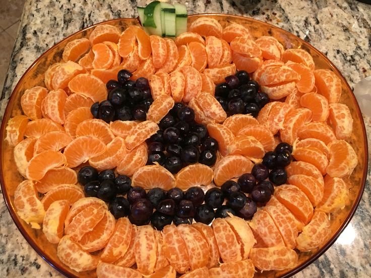 Orange and Black Berry Platter with Celery | Halloween fruit tray, Easy halloween snacks, Food fruits