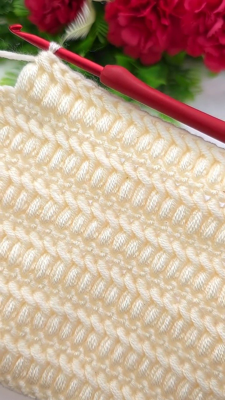 Sieh dir an, wie squishy dieser cremefarbene Strukturstich wird! ✨🧶