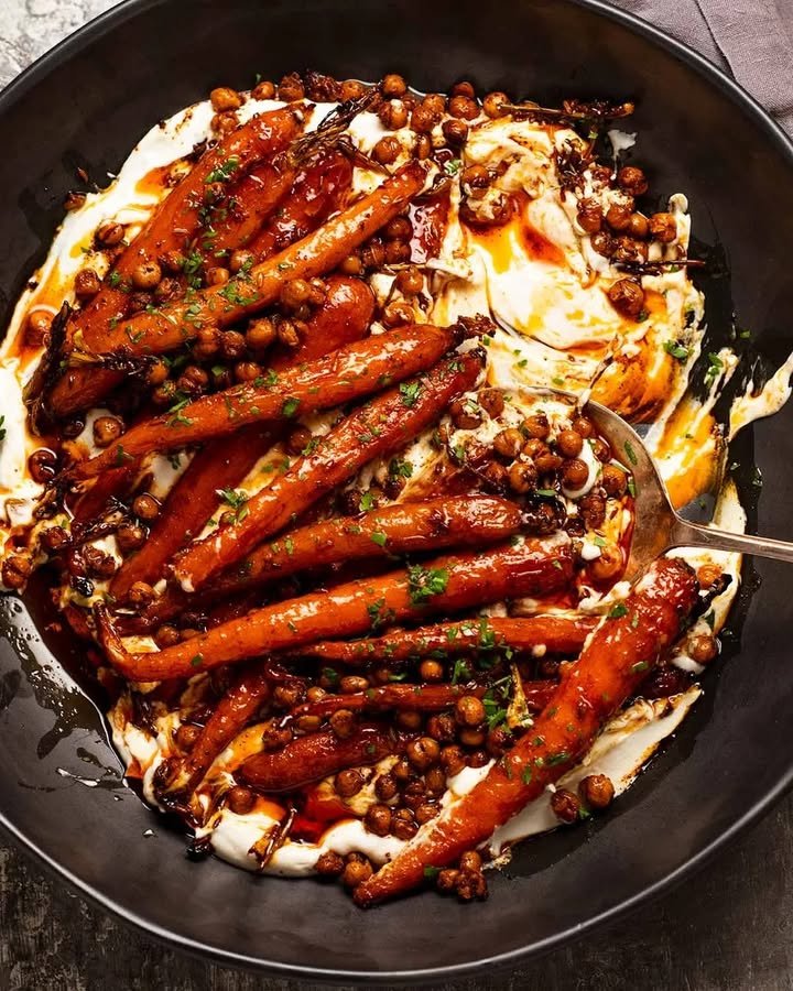 Carottes Épicées au Sirop d'Érable avec Pois Chiches Croquants
