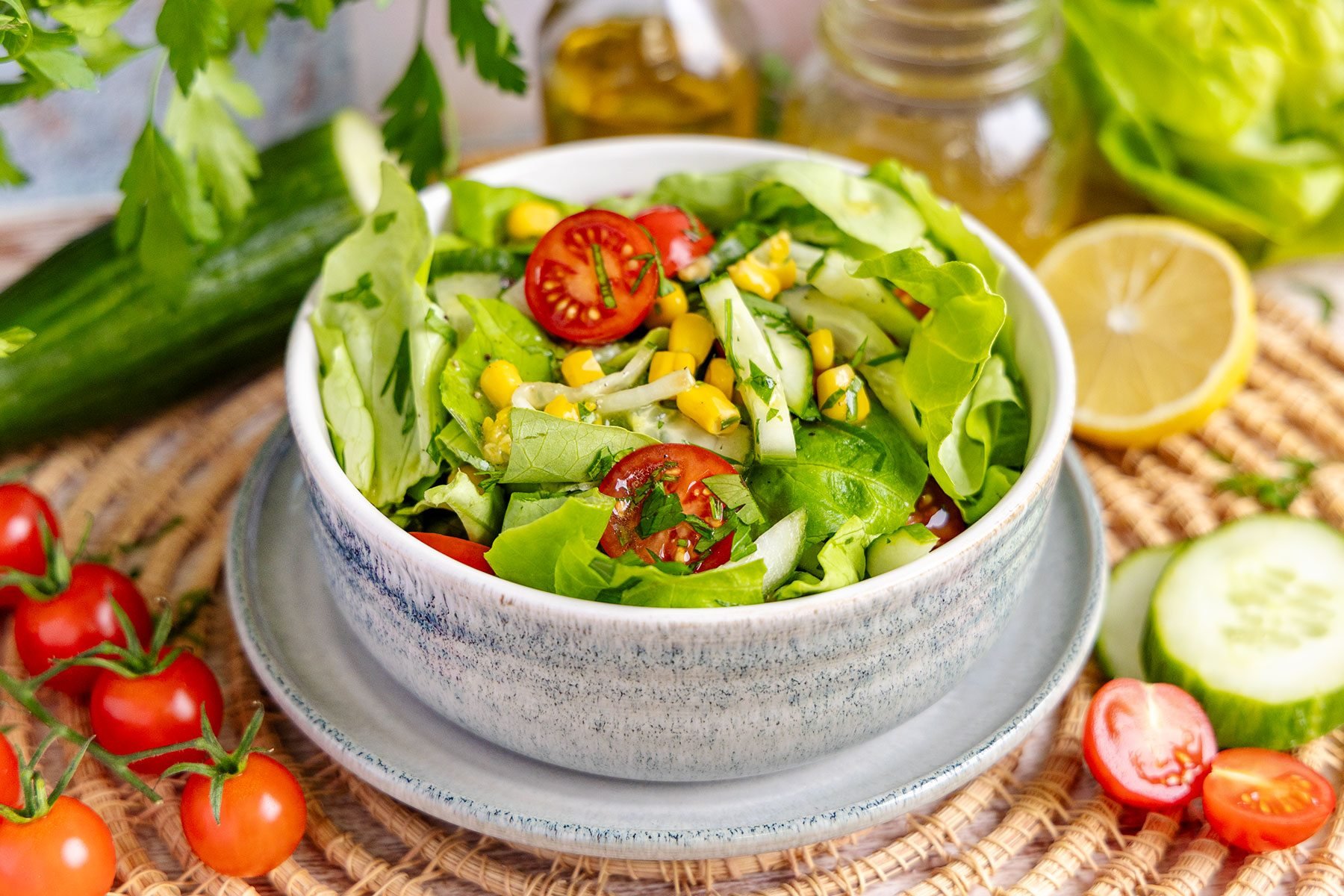 Bunter Kopfsalat mit veganem Blitz-Dressing