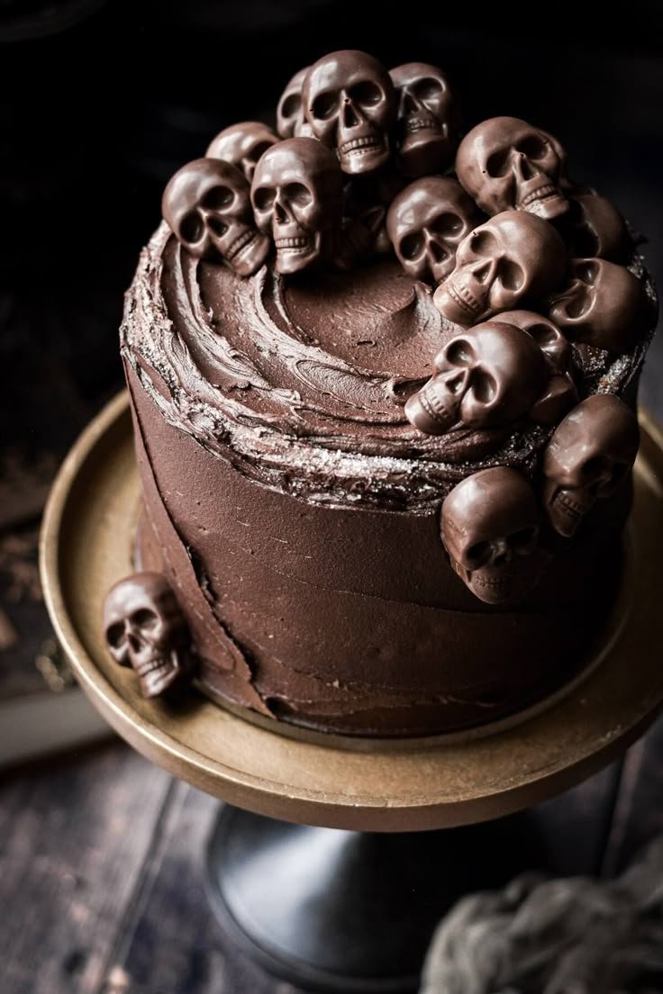 Chocolate Skull Cake for Halloween - Easy Party Recipe | Dessert halloween, Ginger chocolate, Halloween baking