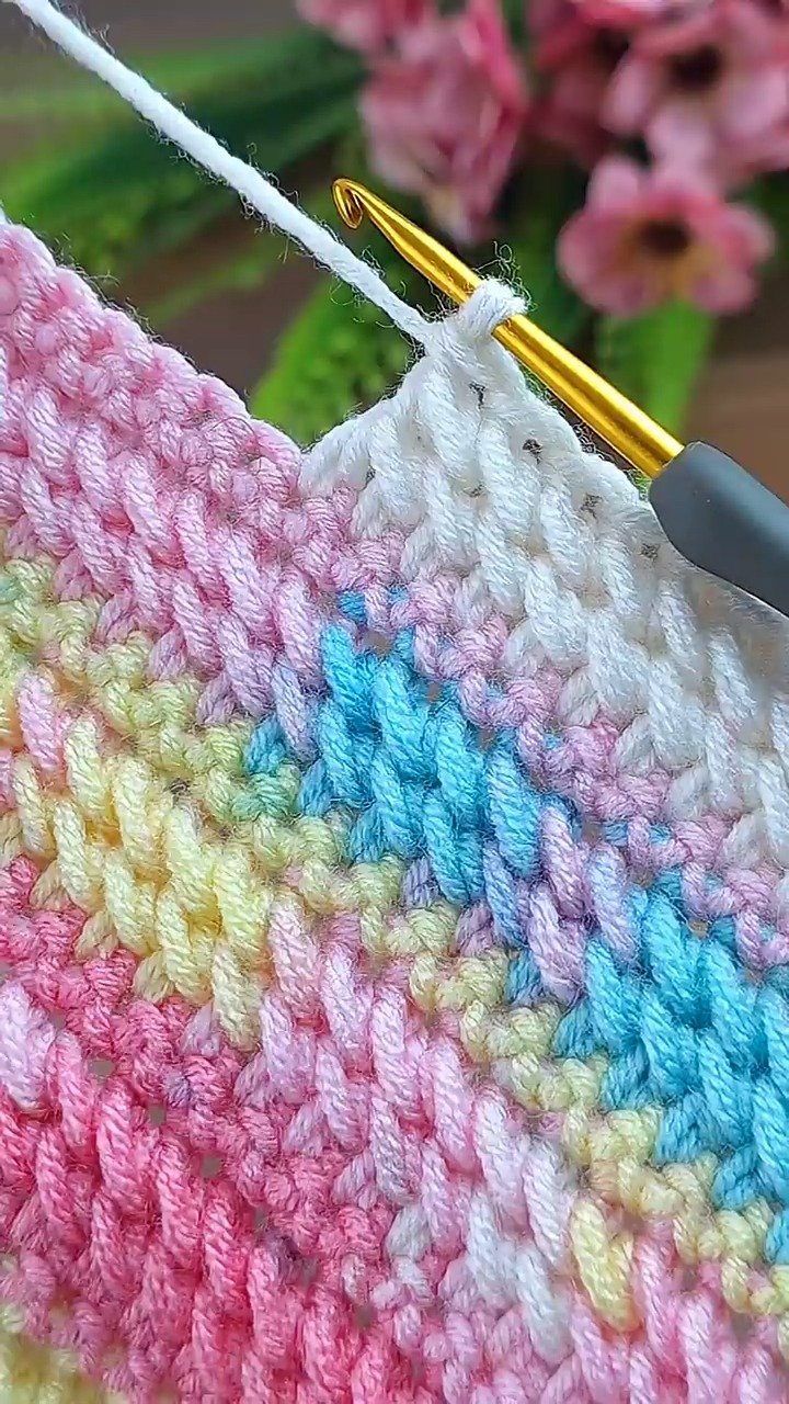 Schau dir diesen wunderschönen pastellfarbenen Farbverlauf an! 🌈 Sieh dir an, wie einfach dieses strukturierte Häkelmuster in ein atemberaubendes Design umgesetzt wird...