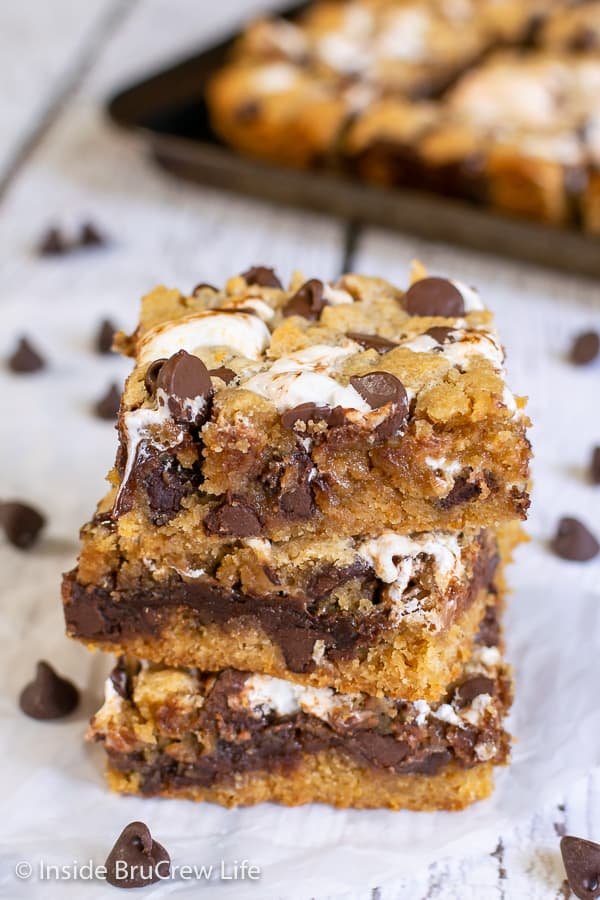 Peanut Butter S'mores Blondies! 🤎 These sweet peanut butter bars have swirls of marshmallow cream & a fudge topping, plus chocolate chips.

💕 Comment BLONDIES below to have this recipe sent to you.