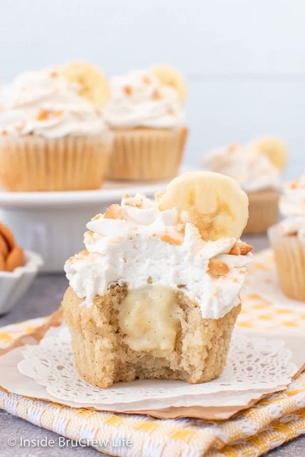Banana Pudding Cupcakes! 💛 Frosted with whipped cream and topped with crushed vanilla wafers & banana slices.

💕 Comment CUPCAKES below to have this recipe sent to you.