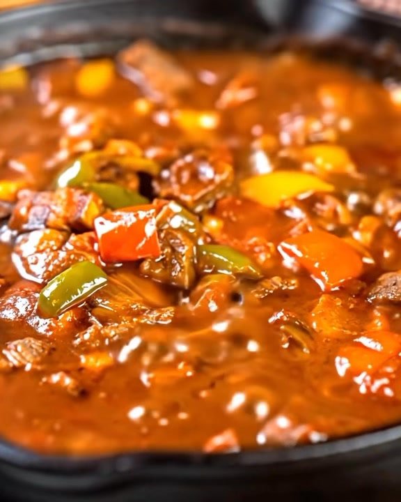 Zutaten
500 g Fleisch (Schweine- oder Rindfleisch)
1 Paprika
1 Zwiebel
400 g Tomaten aus der Dose
150 ml Gemüsebrühe
2 EL Öl
1 EL Paprikapulver
1 TL Salz
1 TL Pfeffer
1 TL Zucke...