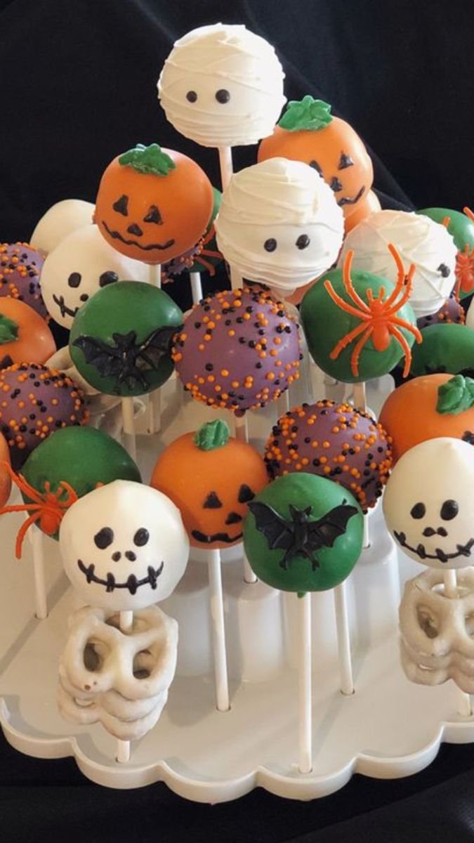 Halloween Cake Pops with Pumpkins and Jack-o'-lanterns | Gruselige cake-pop-designs, Halloween-dessertideen, Halloween-themed cake pops