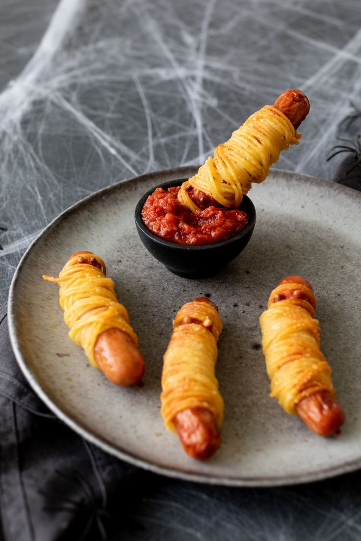 Spaghetti-Wurst-Mumien: Schnelles Halloween Gericht für Groß & Klein