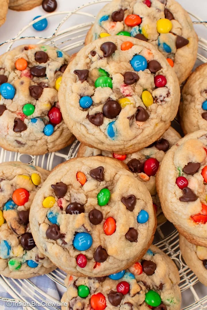 M&M Chocolate Chip Cookies! ❤️ Golden, crispy edges with thick, soft centers and loaded with chocolate & candies!

💕 Comment COOKIES below to have this recipe sent to you!