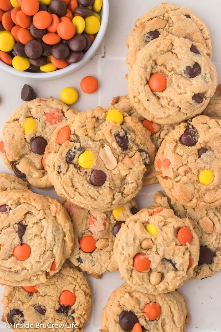 Peanut Butter Pudding Cookies! 🧡 These soft cookies are loaded with Reese's Pieces, peanuts, & chocolate chips!

💕 Comment COOKIES below to have this recipe sent to you!