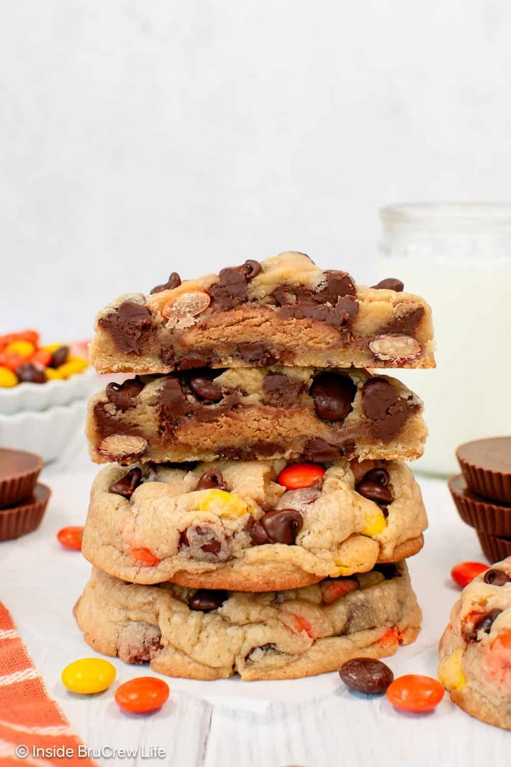 Reese's Chocolate Chip Cookies! 🧡💛 Thick, chewy cookies loaded with chocolate chips, Reese's Pieces, & a full peanut butter cup!

💕 Comment COOKIES below to have this recipe sent to you.